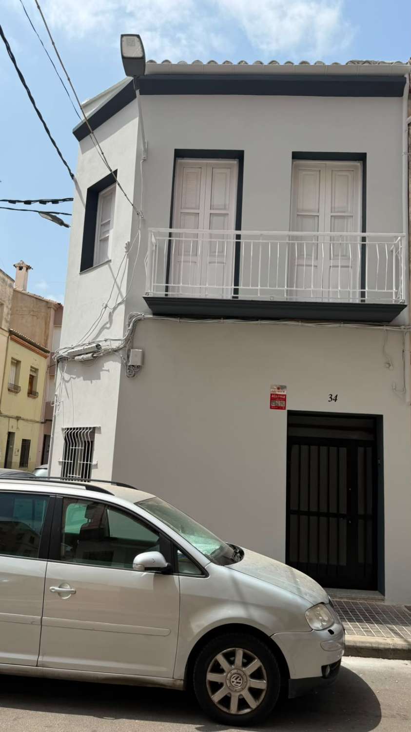 CASA A DOS CALLES BURRIANA